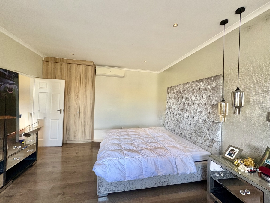 5 Bedroom Property for Sale in Parklands North Western Cape